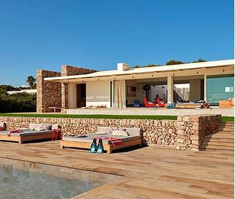 Piscina interrata con bordo a sfioro in un ambiente moderno e confortevole.