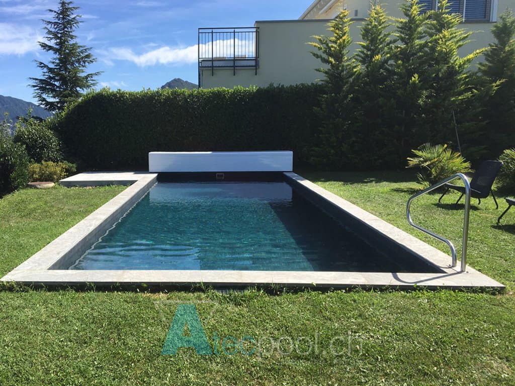 Piscina con sistema skimmer