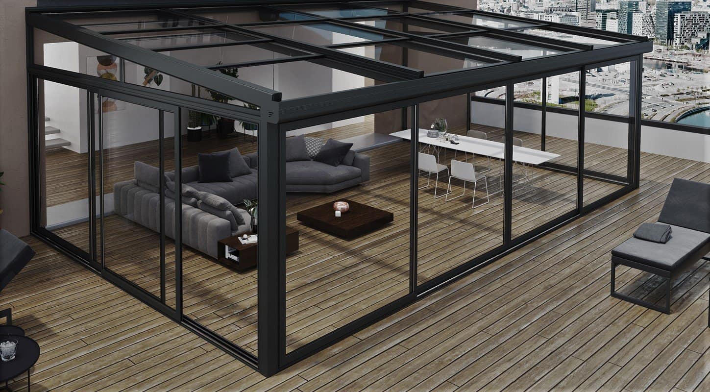 Vetrata scorrevole in alluminio nero per spazio Living outdoor con zone relax e pranzare, completamente chiusa e protetta dai tipi di condensa, infiltrazioni di acqua, vento e polvere.