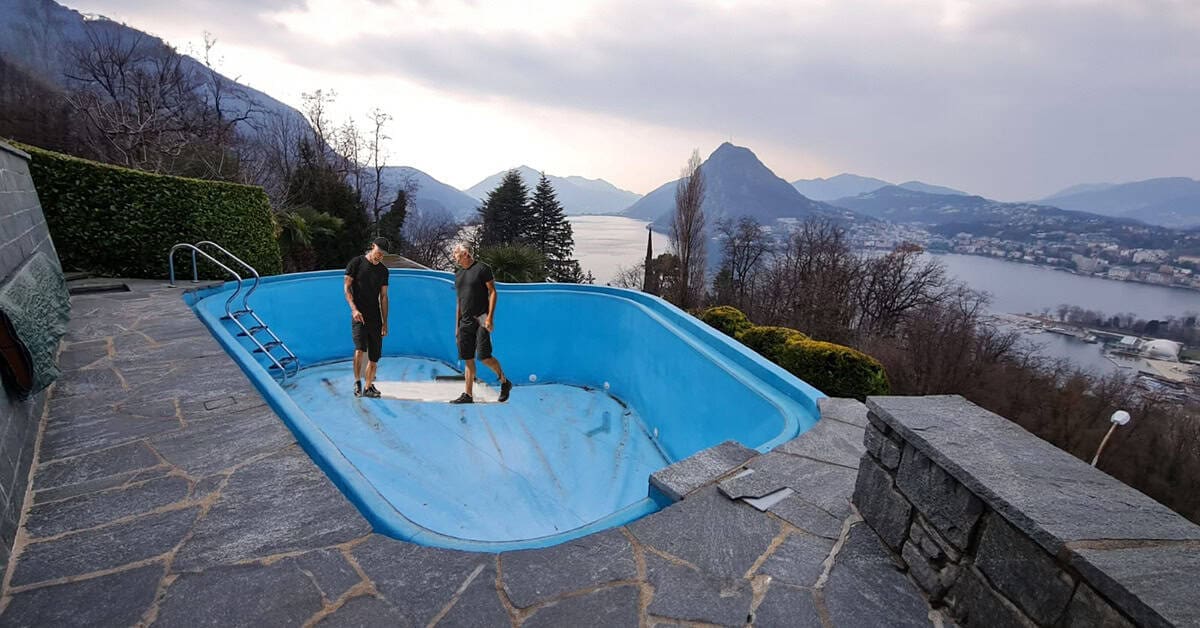 Tecnici Atec Pool che ristrutturano una piscina