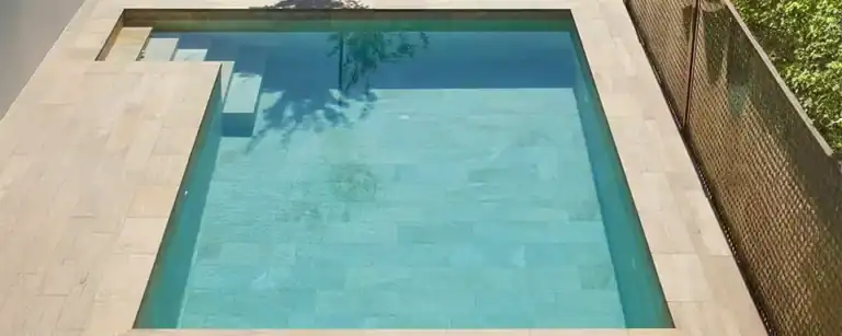 Piscina con rivestimento in gres porcellanato