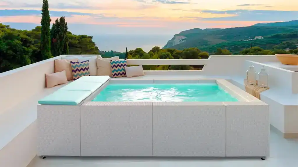 Minipiscina Playa 1 by Laghetto su terrazza panoramica, con rivestimento in rattan bianco e sedute integrate