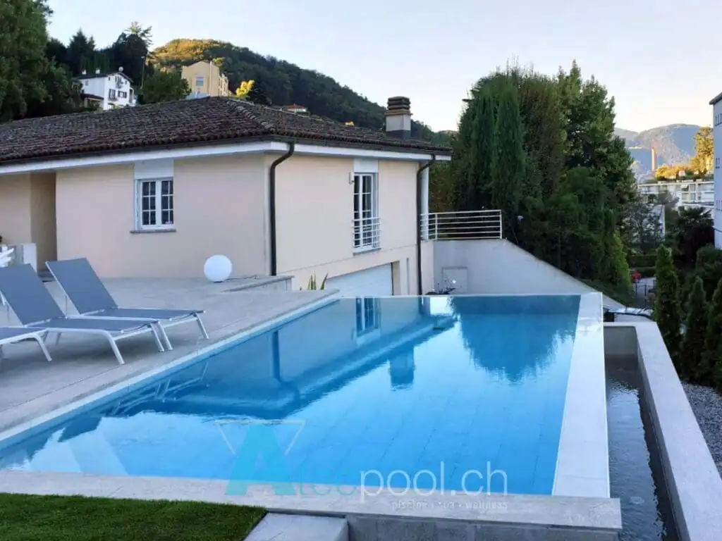 Piscina a sfioro in pietra naturale