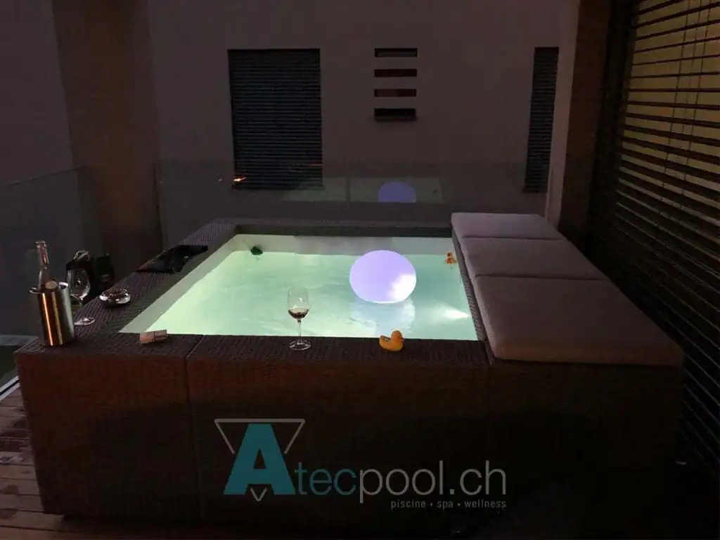 Piscina Laghetto Playa illuminata di sera