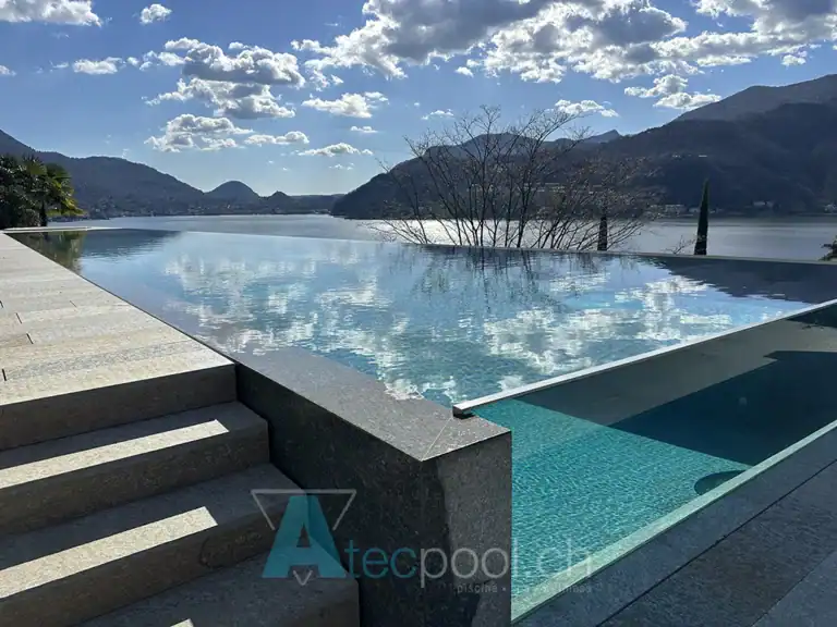 Piscina infinity con vista lago in Ticino