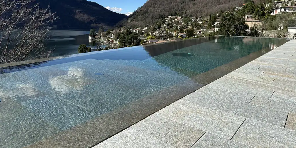 Piscina a sfioro su misura con vista lago in Ticino