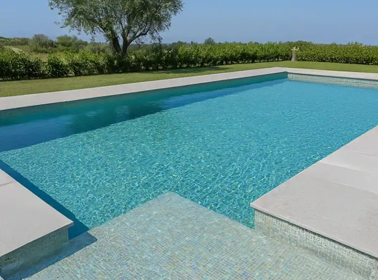 Piscina con rivestimento in mosaico