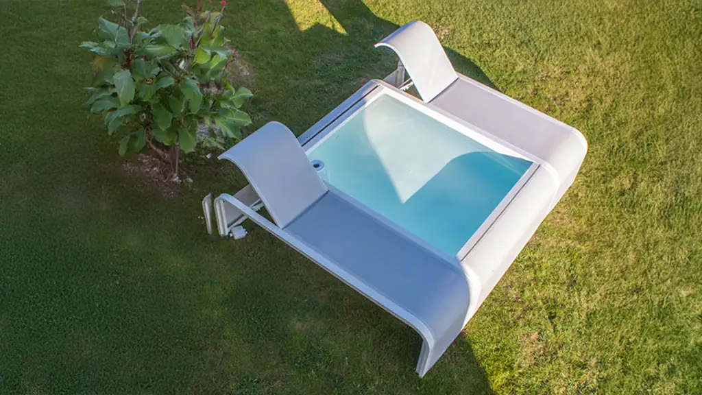 Piscina compatta da giardino con area relax e acqua azzurra vista dall’alto