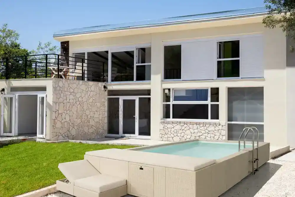 Piscina Laghetto Divina seminterrata con zona living