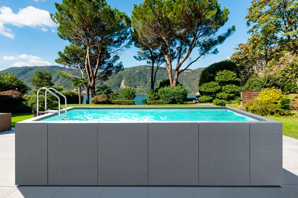 Piscina Laghetto Dolcevita Diva in un giardino moderno