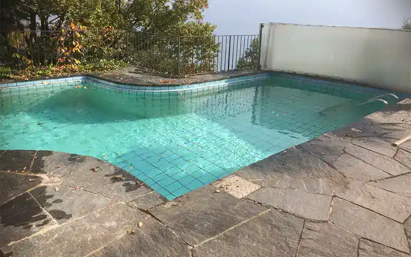 Piscina a Ronco sopra Ascona prima del risanamento