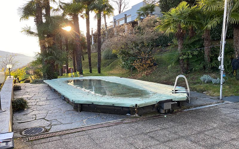 Piscina a Vernate prima del risanamento